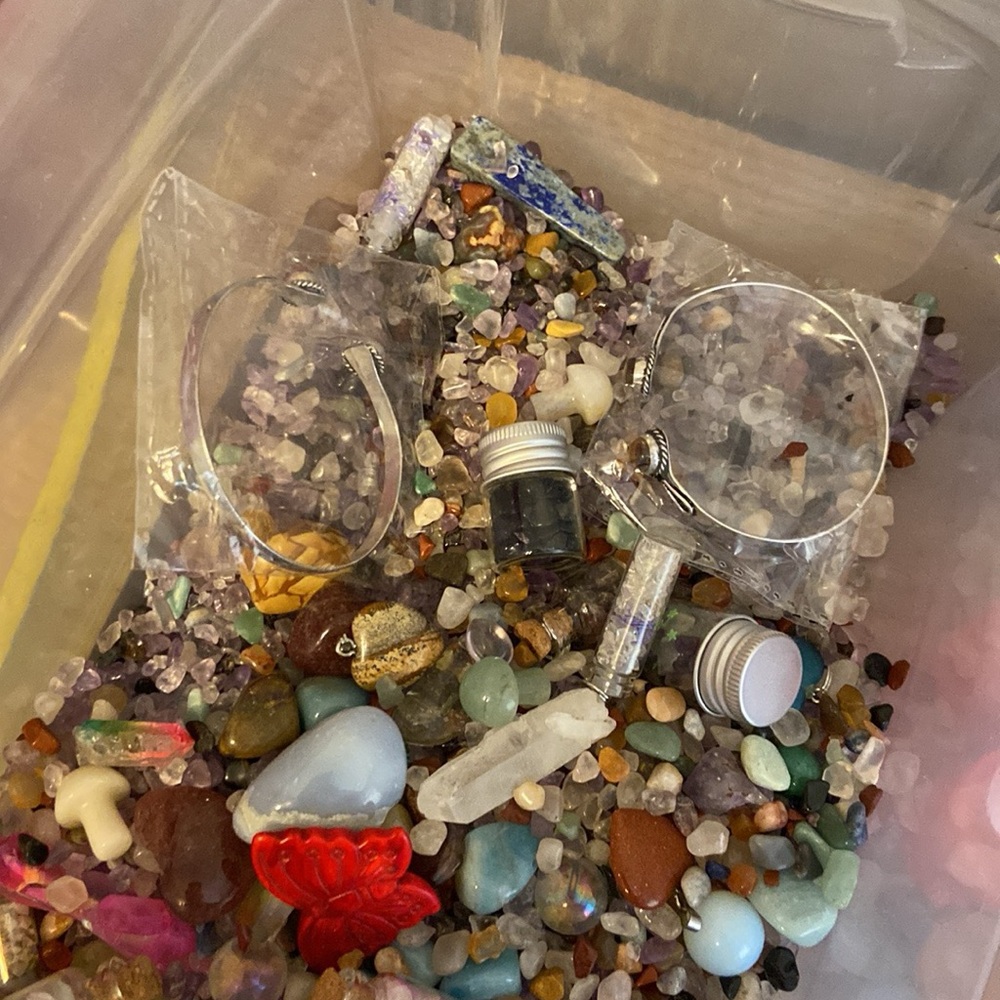 Assorted Gemstones and Crystals mystery box Lilly’s lucky scoops 1/2 pound - Picture 7 of 10